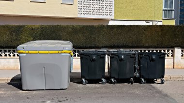İspanya 'daki kentsel altyapıyı ön plana çıkaran konteynırlar. Binanın yakınındaki çöp bidonları ve geri dönüşüm
