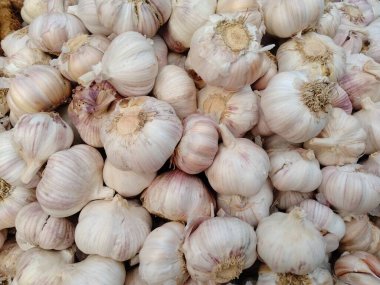 Soğanların, çoğu antioksidan ve sülfür içeren bileşiklerden kaynaklanan yüksek içerikleri nedeniyle, çeşitli sağlık faydaları olabilir.