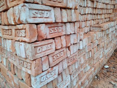 Üç ana tuğla çeşidi vardır - tuğlalar, mühendislik tuğlaları ve ortak tuğlalar.