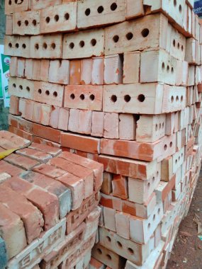 Üç ana tuğla çeşidi vardır - tuğlalar, mühendislik tuğlaları ve ortak tuğlalar.