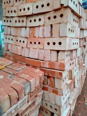 Üç ana tuğla çeşidi vardır - tuğlalar, mühendislik tuğlaları ve ortak tuğlalar.