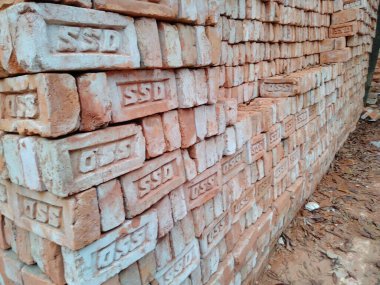 Üç ana tuğla çeşidi vardır - tuğlalar, mühendislik tuğlaları ve ortak tuğlalar.