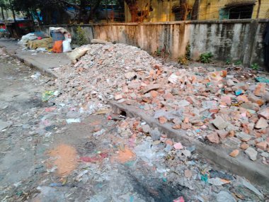 Yoldaki tuğla çöpü