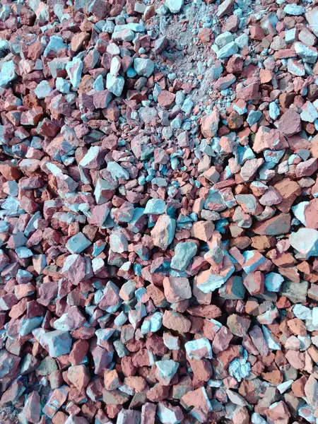 Tuğla yonga resmi, tuğla yongası yolda kalır, tuğla yonga resmi