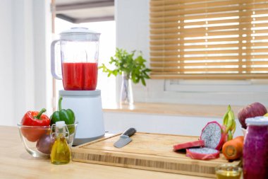 Mutfakta mutfak tezgahında blender, sebze, meyve suyu yapmak için meyve suyu daha iyi yaşam ve iyi yaşam için içmek için. Sağlıklı refah kavramı.