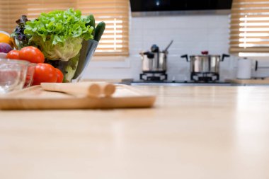 Sağlıklı malzemeler, sebzeler ve meyvelerle evdeki mutfak tezgahını kapatın ve daha iyi yaşam ve refah için sağlıklı yemek yapmaya ve pişirmeye hazırlanın. Sağlıklı refah kavramı.