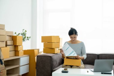 Ortaklar başlatmak için yeni strateji geliştirme fikirleri tartışmak rahat giysiler içinde çalışıyoruz.