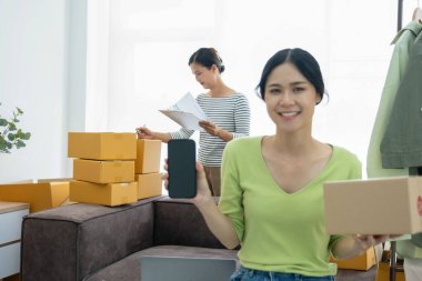 Ortaklar başlatmak için yeni strateji geliştirme fikirleri tartışmak rahat giysiler içinde çalışıyoruz.