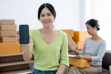 Ortaklar başlatmak için yeni strateji geliştirme fikirleri tartışmak rahat giysiler içinde çalışıyoruz.