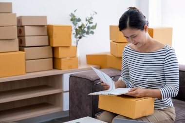 Ortaklar başlatmak için yeni strateji geliştirme fikirleri tartışmak rahat giysiler içinde çalışıyoruz.