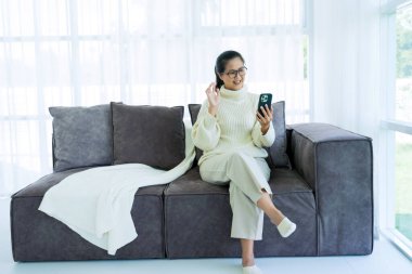 Kadınlar kanepede oturarak vakit geçirirler. 