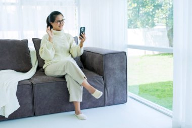 Kadınlar kanepede oturarak vakit geçirirler. 