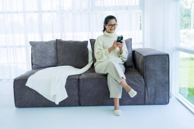 Kadınlar kanepede oturarak vakit geçirirler. 