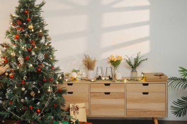 İki arkadaş evde Noel ağacı süsledi..