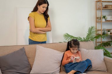 Sevgili anne ve küçük kız oturma odalarında birlikte vakit geçiriyorlar..