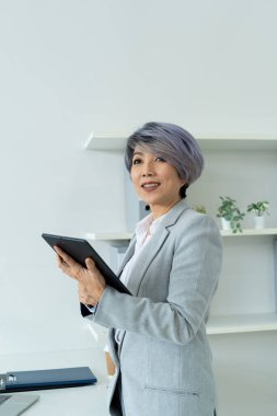 Modern Teknoloji Ofisinde İşbirliği Yapan Nesiller Arası İş Ekibi Kıdemli ve Genç Kadın Profesyoneller.