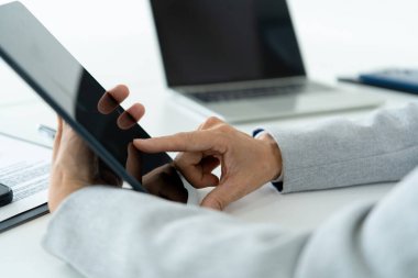 Modern Teknoloji Ofisinde İşbirliği Yapan Nesiller Arası İş Ekibi Kıdemli ve Genç Kadın Profesyoneller.