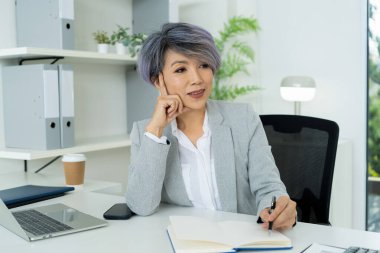 Modern Teknoloji Ofisinde İşbirliği Yapan Nesiller Arası İş Ekibi Kıdemli ve Genç Kadın Profesyoneller.