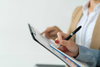 Modern Teknoloji Ofisinde İşbirliği Yapan Nesiller Arası İş Ekibi Kıdemli ve Genç Kadın Profesyoneller.