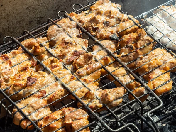 Makro Mięsa Metalowych Szaszłykach Soczysty Kurczak Grillujący Ogniu Węgle Dym — Zdjęcie stockowe
