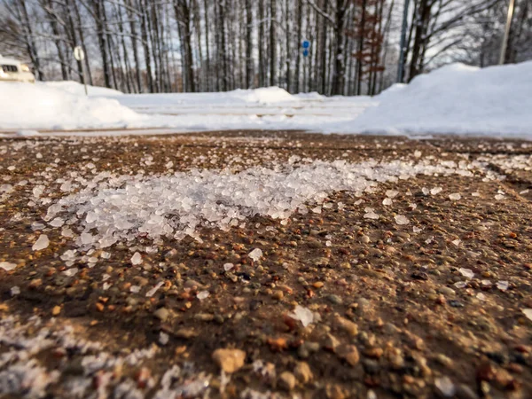冰面上的盐粒 施盐使道路通畅 并使人们在冬季不受冰雪的影响 盐粒与白色冬季风景的宏观景观 — 图库照片