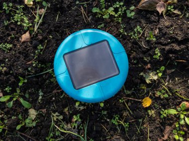 Ultrasonik, güneş enerjisiyle çalışan bir köstebek kovucu ya da sebze yatağındaki toprakta bulunan bir itici cihaz. Böcekleri uzak tutmak için bipleme sesi olan aygıt