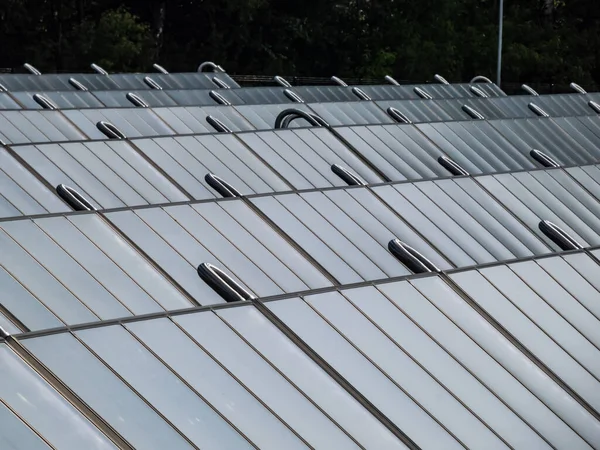 Solcellepaneler Fra Solfelt Som Gir Alternativ Grønn Energi Til Oppvarming – stockfoto