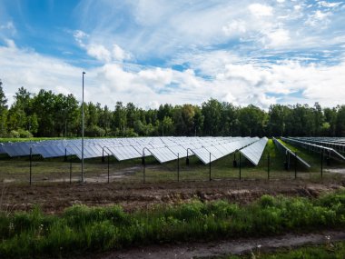 PV güneş panelleri ısıtma için alternatif yeşil enerji sağlıyor. Güneş enerjisi toplayıcıları elektrik üretiyor, yenilenebilir enerji kaynakları kullanılıyor