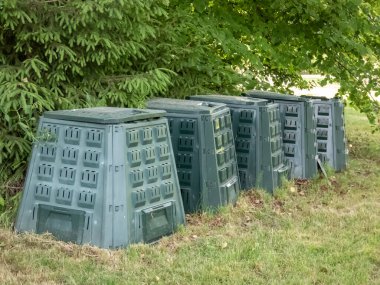 Yazın bahçedeki bahçede büyük plastik beste kutuları.