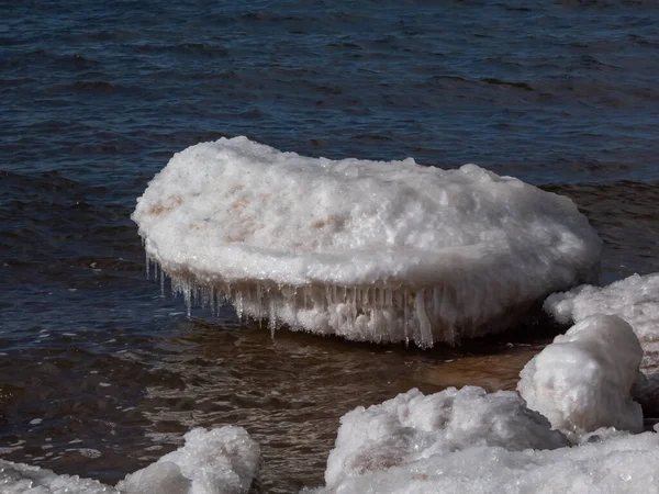 Κοντινό Πλάνο Του Σχηματισμού Χιονιού Και Πάγου Στο Νερό Της — Φωτογραφία Αρχείου