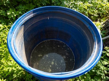 Mavi, plastik su varili, yağmur suyu toplamak ve depolamak için yeniden kullanılır. Sulama bitkileri için kısmen yaz günü boşaltılır. Hava akımı ve yağmur eksikliği kavramı