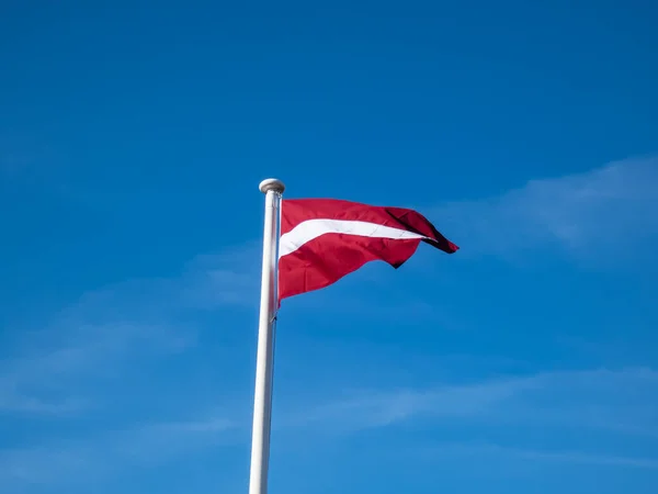 Εθνική Σημαία Της Λετονίας Στον Άνεμο Μπλε Συννεφιασμένο Ουρανό Ακριβή — Φωτογραφία Αρχείου