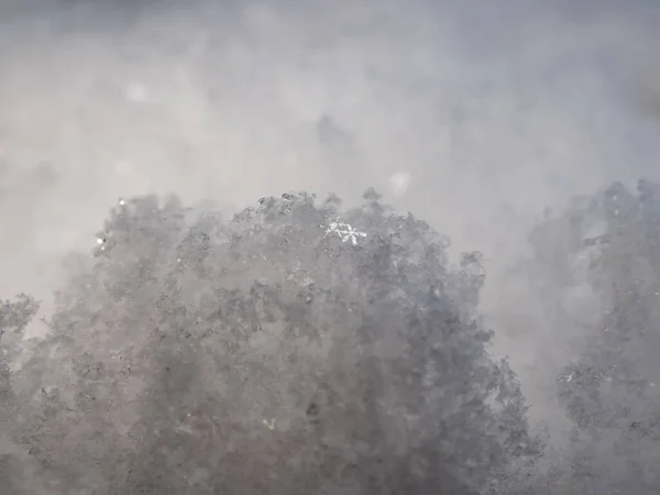 光沢のある美しい幾何学的な雪の結晶のマクロとテクスチャ 暗い雪の表面 雪の結晶の詳細ショット — ストック写真