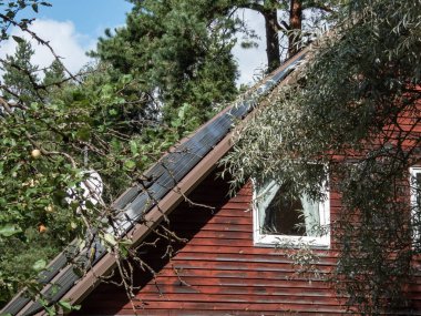 Çatıda parlak güneş ışığı altında fotovoltaik güneş panelleri monte edilmiş ve monte edilmiş bir çatı manzarası. Isınma ve elektrik için güneş pilleri olan çatı.