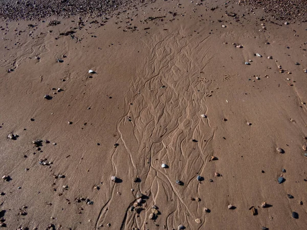 Szczelnie Ujęcie Piasku Wybrzeża Morskiego Teksturowanymi Liniami Wody Piasku Piękny — Zdjęcie stockowe