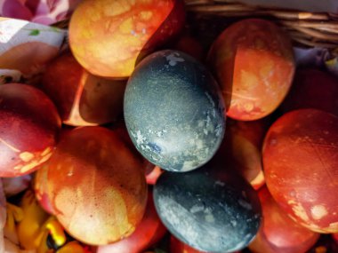 Doğal olarak boyanmış Paskalya yumurtaları, kırmızı lahana, soğan kabukları, farklı renkler yaratan bitki ve çiçeklerle süslenmiş. Yumurtaları renklendirmenin geleneksel yolu