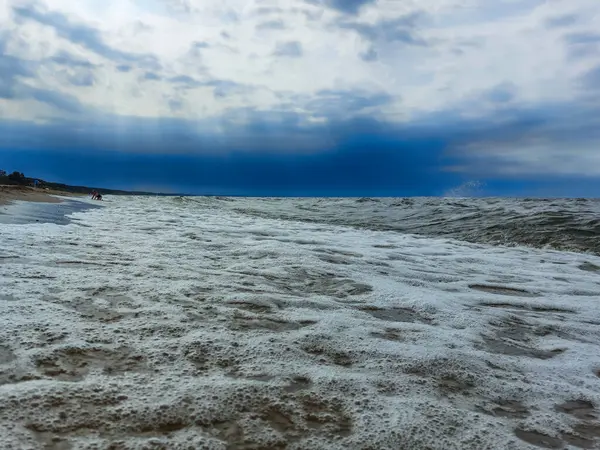 Ostseestrand Mit Großen Schäumenden Wellen Einem Windigen Tag Mit Gelbem — Stockfoto