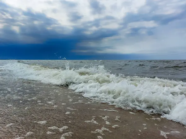 Wybrzeże Morza Bałtyckiego Dużymi Piankowymi Falami Wietrzny Dzień Żółtym Piaskiem — Zdjęcie stockowe