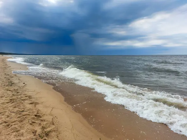 Wybrzeże Morza Bałtyckiego Dużymi Piankowymi Falami Wietrzny Dzień Żółtym Piaskiem — Zdjęcie stockowe