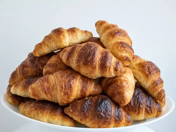 Nahaufnahme Eines Haufens Frisch Gebackener Französischer Croissants Auf Weißem Teller — Stockfoto