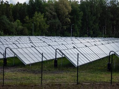 PV güneş panelleri ısıtma için alternatif yeşil enerji sağlıyor. Güneş enerjisi toplayıcıları elektrik üretiyor, yenilenebilir enerji kaynakları kullanılıyor