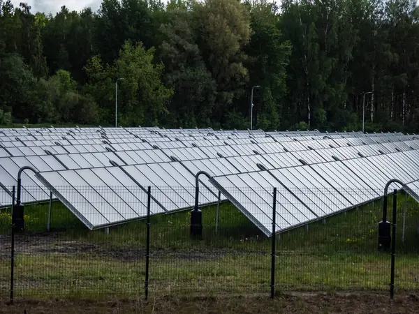 PV güneş panelleri ısıtma için alternatif yeşil enerji sağlıyor. Güneş enerjisi toplayıcıları elektrik üretiyor, yenilenebilir enerji kaynakları kullanılıyor