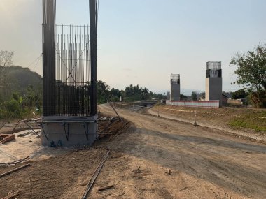 Otoyol inşaatı kanalizasyonun üzerinde süzülüyor, beton döşeme çalışmaları devam ediyor. Altyapı ve mühendislik görselleri için ideal.