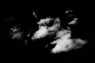 Siyah arkaplanda bulutlar. Beyaz bulutluluk, sis arkaplanı