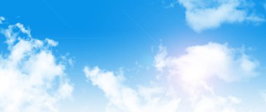 Mavi gökyüzünde beyaz bulutlar.