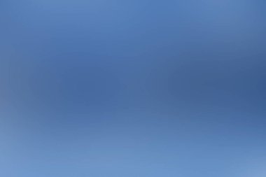 mavi eğimli arka plan. Beyaz bulutlu gökyüzü