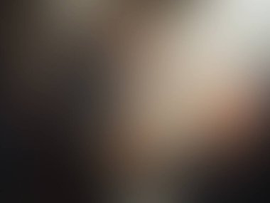 Cep telefonu tutan bir kişinin bulanık görüntüsü