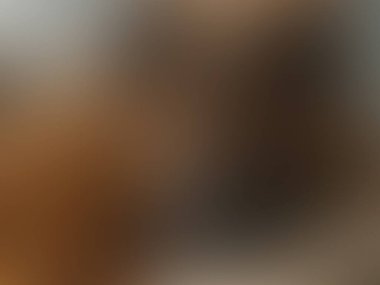 Masada oturan bir kedinin bulanık fotoğrafı.