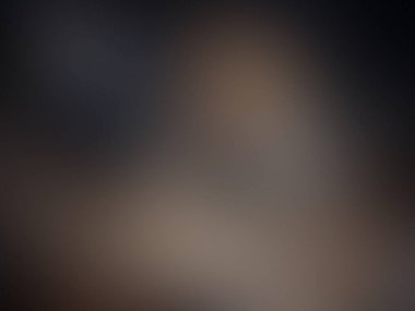 Cep telefonu tutan bir kişinin bulanık görüntüsü