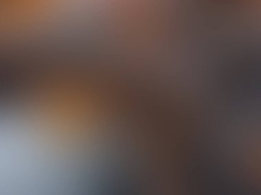 Cep telefonu tutan bir kişinin bulanık görüntüsü